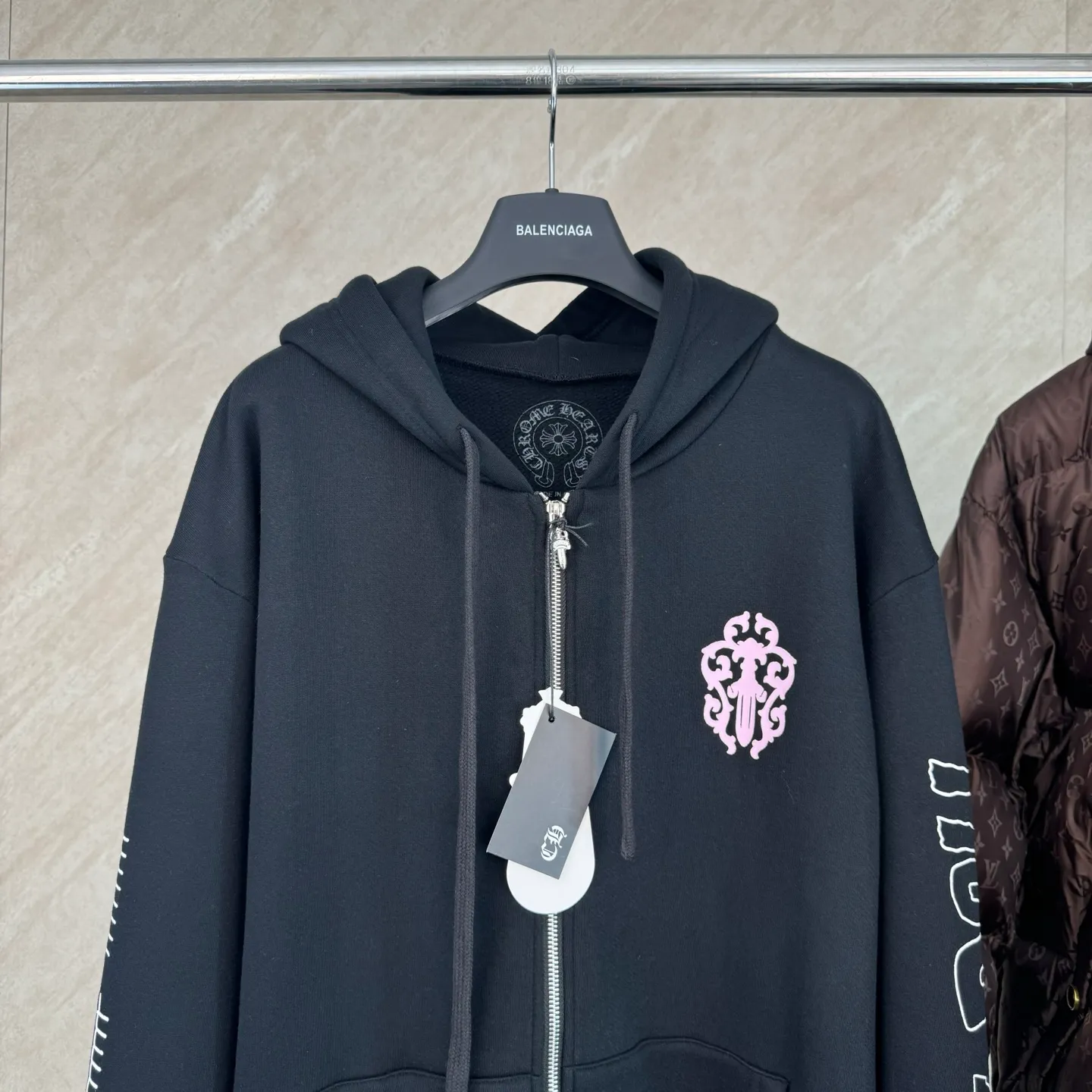 P460 Chrome Heart Ch character Sanskrit printed zipper hooded sweatshirt Size: S/M/L/XL Made of 80% cotton + 20% polyester blended fabric. The fabric is woven with 32-count base yarn and 10-count veil. The weight reaches 330 grams. It combines the skin-friendly breathability of cotton fiber and the anti-wrinkle stiffness of polyester. The sufficient weight brings good drape and wearing texture.